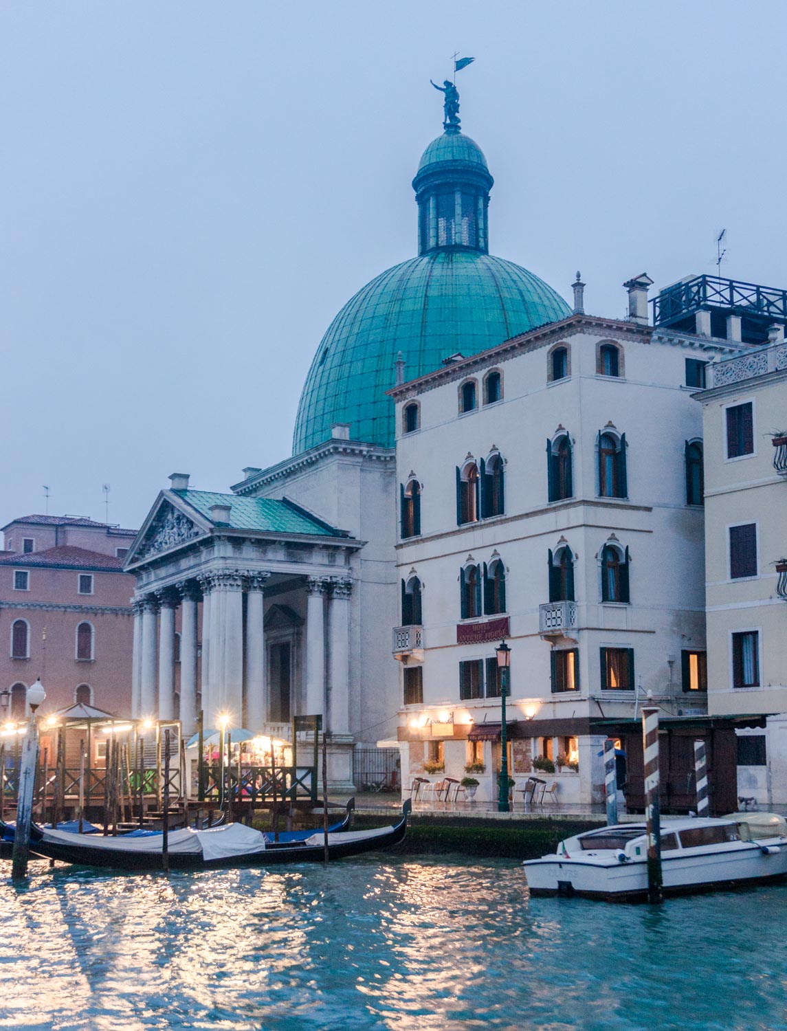 Saturday in Venice – Churches and evening falling